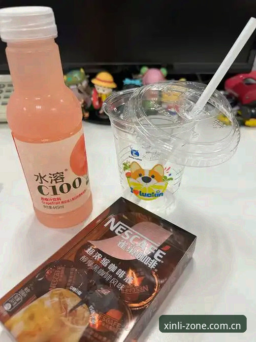 周三晚上十一点，我在便利店买完水，顺手掏出手机点开新利平台中文官网。收银台的小哥瞥了一眼屏幕，问我这是不是个看比赛的东西。我没急着回答，把手机递过去让他自己划了两下——点开一场西甲的实时数据页，比分、射正次数、控球率、预期进球值，十几项参数一条条跳出来，他划了两下就愣住了，说这比他在别处看的直播页还细致。他问这从哪儿下的，我说你直接浏览器打开就行，不用装东西。他走了之后我想，这事儿其实挺能说明问题：大多数人以为这类平台要折腾半天才能用上，结果三分钟就解决问题了。